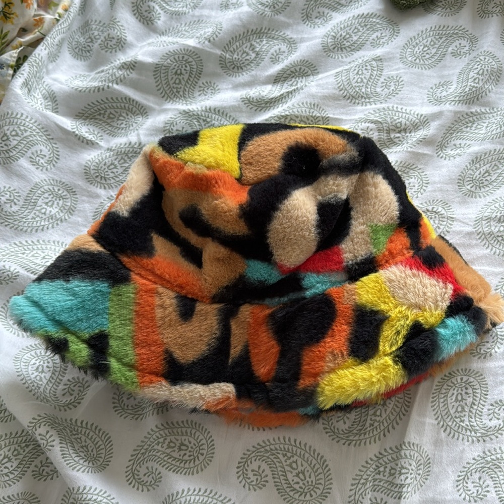 Fuzzy Bucket hat - Picture 5 of 6